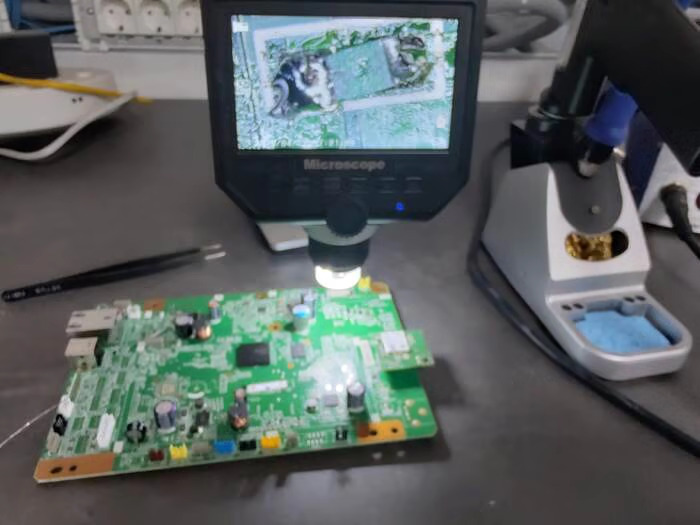Uporaba mikroskopa pri popravilu elektronike